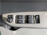 パワーウィンドウのスイッチですよ。 運転席に居ながら窓を開け閉めのコントロールできますよ。 ロック機能で、子供がイタズラして窓を開けるという事も無くなりますよ。