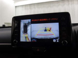 車体の前後左右に設置されたカメラにより、リアルタイムで安全確認ができるところが大きな魅力。十字路や駐車場、狭い路地での走行など、死角ができやすい場面で力を発揮します。