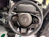 握りやすいステアリングで操作性も良好。運転のしやすさが際立ちます。