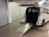 バックドアを開いて車椅子の乗降スロープを出した状態です。