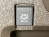アクセサリーソケットはUSBのアダプターなどをつければ、スマホの充電にも使えます。周辺には物が置けるボックスがついています。