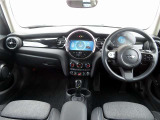 ◆インスツルメントパネルやインテリアトリムなどは、調和しなが洗練された室内を作り上げ、スイッチ類によって、優れた操作性をも実現。ドライバーの視線や動線を考え、人間工学に基づきデザインされています◆