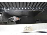 サブトランク付ですので洗車道具や工具の収納に便利です。