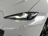 【LEDヘッドライト】悪天候や夜間走行時も良好な視界を確保し安心して運転できる高輝度LEDヘッドライトを装備!点灯速度が早く、消費電力も抑えられています。