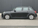 【MINI NEXT 認定中古車】安心の保証プログラムや延長保証など、MINI NEXT車両をご購入いただいたオーナーの皆様に、より快適なMINIライフを楽しんでいただくためのユニークなサービスをご用意しております。