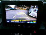 バックカメラの画像です。ガイドラインがスムースな車庫入れをサポートいたします。車庫入れの安心感がアップしますね。