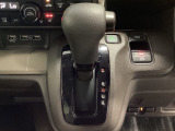 CVT車のセレクトレバーです。低速から高速まで、変速ショックのないスムーズな走りと、エンジン効率のよい領域を維持して燃費にも貢献します。サイドブレーキはスイッチ操作の電子制御パーキングブレーキです。