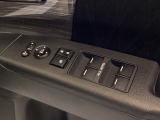ハンドルの右側に電動格納付きパワーミラーの操作スイッチがついています。左右のサイドミラーの角度調節も微調整ができて便利です。パワーウインドウは運転席でドア4枚とも上下の操作ができるようになっています。