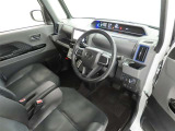 シンプルで使いやすいデザインの運転席です。