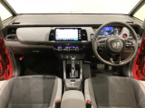 車内は光触媒抗菌消臭施工済です。スタイリッシュなデザインでスポーティなインパネ周りを演出します。グローブボックスやカップホルダーのほかにトレーなどたくさんの収納スペースが付いています。