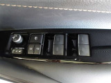 パワーウィンドウスイッチで運転席から全席の窓の開閉ができます。