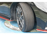日産純正アルミホイール。タイヤサイズは205/45R17インチです。