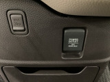 アクセサリーソケットはUSBのアダプターなどをつければ、スマホの充電にも使えます。周辺には物が置けるボックスがついています。
