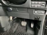 駐車ブレーキは足踏み式です