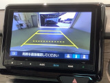 リバースギアに入れるだけで後方の表示へ切り替わります。夜間や雨の日の駐車も楽になりますよ。