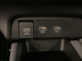 アクセサリーソケットはUSBのアダプターなどをつければ、スマホの充電にも使えます。横にはナビゲーション用の外部入力やスマートフォンなどの充電可能なUSB端子が1個づつついています。
