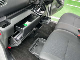 グローブボックスの他にも収納をご用意してます。車内をスッキリ見せることができます。