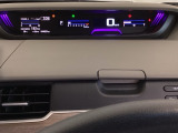 デジタル表示のスピードメーターとタコメーターを大きく配した見やすいメーター部になっています。左側のインフォメーション画面でオドメーターや燃費などの情報を確認できます。