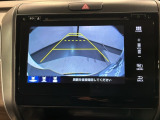 リバースギアに入れるだけで後方の表示へ切り替わります。夜間や雨の日の駐車も楽になりますよ。