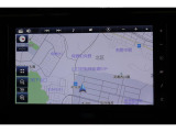 純正9インチSDナビを装備しています。大きな画面で地図も見やすく操作もしやすいです☆ハンズフリー通話や音楽の再生に使えるBluetoothにも対応しています。
