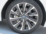 純正18インチアルミホイール。 タイヤサイズは225/45R18