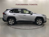 【まるごとクリーニング】シートを取り外し、車内を徹底洗浄。隅々まで丁寧に仕上げています。