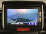 ギヤをR(バック)に入れるとナビの画面に後ろの映像が映るリアカメラ付です。後退時、コンディションが悪い視界でもカラーバックモニターがドライバーをサポートします。