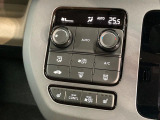 【オートエアコン】一度お好みの温度に設定すれば、車内の温度を検知し風量や温度を自動で調整。暑い&hellip;寒い&hellip;と何度もスイッチ操作をする必要はありません。快適な車内空間には必須の機能ですね♪