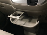 運転席からも助手席からも手軽に使える、ドリンクホルダー付きのトレイ。飲み物はもちろん、ちょっとした小物置きとしても便利に使えます。