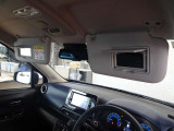 運転席・助手席ともにバニティミラーがあり身だしなみチェックに役立ちます。