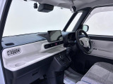 ダイハツのお店では、ダイハツ車を知り尽くしたプロフェッショナルが、専用の診断機器を使って各システムを点検しております。