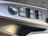 パワーウィンドウやドアミラーのスイッチ等は運転席右側へ集中してます