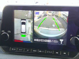 【アラウンドビューモニター】空から見下ろすような視点で、スムースな駐車と安全確認をサポートします。