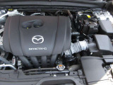 「SKYACTIV-G(ガソリン)」は、規格外の高圧縮を実現し、世界のエンジン技術者に驚きを与えました。さらに、それを維持したままノッキングの発生を抑え、熱効率を向上、走りにも寄与したエンジンです。