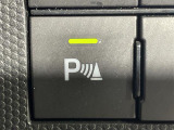【コーナーセンサー】センサーをクルマの前方に装備しています。障害物までの距離に応じて警告音を変えてお知らせするので、縦列駐車時や駐車場・車庫などでの取り回しをサポートします。