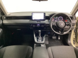 車内は光触媒抗菌消臭施工済です。スタイリッシュなデザインでスポーティなインパネ周りを演出します。グローブボックスやカップホルダーのほかにトレーなどたくさんの収納スペースが付いています。