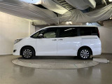 助手席側は電動スライドドアになってます。運転席やキーのリモコンで開閉できるので手が塞がっていても楽に積み降ろし出来ますよ。
