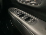 ドアミラーのスイッチは運転席ドアにあります。