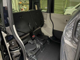 座席部分は軽い力で跳ね上げが可能で、背の高いお荷物を積み込む荷室としてや、お子様の着換えスペースとして利用いただけます♪