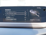 こちらのお車には先進安全装備が多数搭載されています。衝突被害を回避あるいは軽減するためのブレーキや、後方死角からの接近警報、車線逸脱を防止する警報装置など、詳しくはスタッフまでお尋ねください。