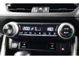 運転席と助手席、それぞれ温度調節ができ、オールシーズン快適なオートエアコンとなっております!