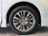純正のアルミホイール装着車です。タイヤサイズは225/55R19です。
