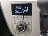 【オートエアコン】一度お好みの温度に設定すれば、車内の温度を検知し風量や温度を自動で調整。暑い&hellip;寒い&hellip;と何度もスイッチ操作をする必要はありません。快適な車内空間には必須の機能ですね♪