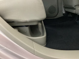 後部座席の足元にあるトレーは、転がりやすい傘などを収納するのにとても便利。