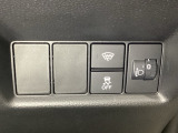 ハンドルの右側にはヘットライトリベライザーとVSA(ABS+TCS+横滑り抑制)の解除スイッチがついています。ヘッドライトリベライザーは道路状況や積荷の加重に応じてライトの高さを調節できます。