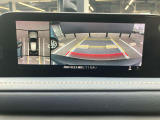 360度ビューカメラを搭載。4方の小型カメラの映像を処理し、車両真上からの映像に変換しています。