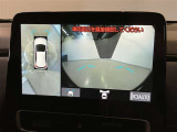 【パノラミックビューモニター&フロントビュー】見通しの悪い交差点やT字路などで車両前方と左右の状況確認をする為に車両上方と前方カメラからの映像を同時に表示するので周りがハッキリ確認でき安心です。