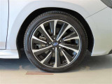 純正のアルミホイール装着車です。タイヤサイズは225/45R18です。