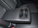 後部座席用のアームレストです ドリンクホルダーもあり便利です