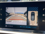 ワイドバックアイカメラ 車両後方の状況をタッチスクリーンに映し出します。距離や角度が確認できるガイドラインと俯瞰映像により停車状況が正確に把握できます。